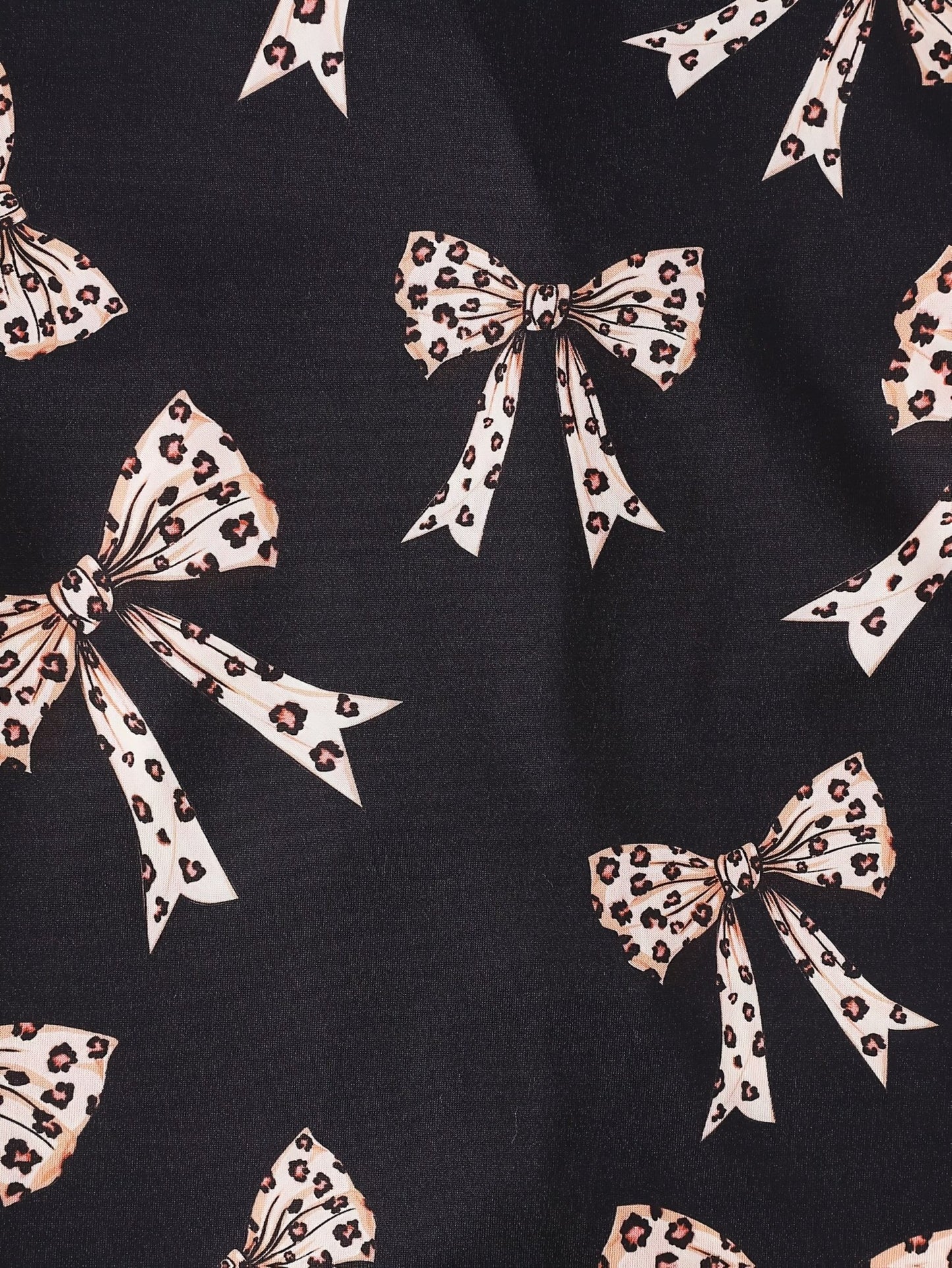 Black satin-look short-sleeve pajama set with beige leopard bow print, piped trim, chest pocket and elastic waist shorts in 95% Polyester 5% Elastane