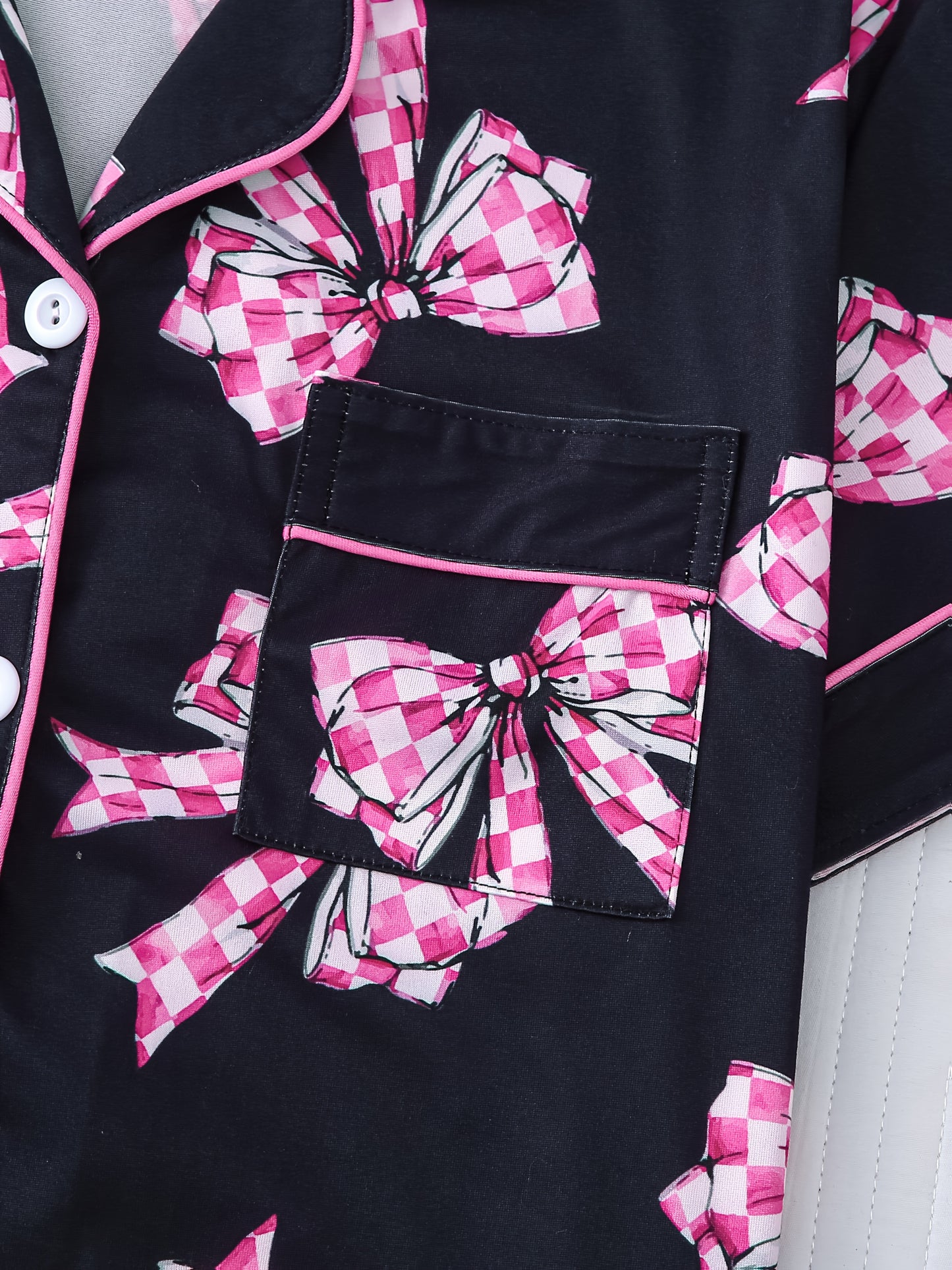 A Two-Piece Set of Women'S Pajamas Featuring a Bow Tie Print, Consisting of a Short-Sleeved Collared Button-Up Top And Loose Elastic Shorts, Perfect for Casual Outdoor Or Home Comfort.