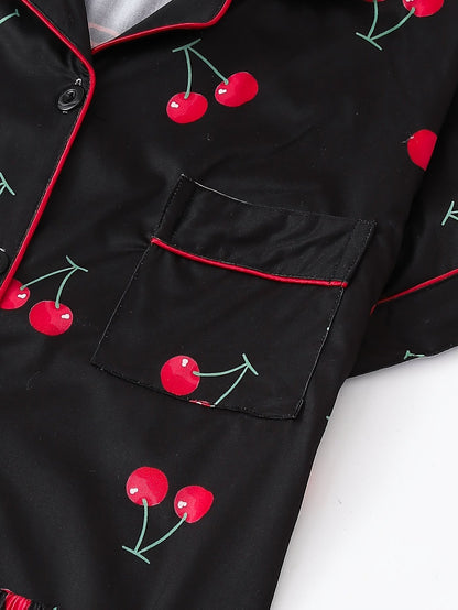 Black satin-look short-sleeve pajama set with red cherry print, piped trim, chest pocket and elastic waist shorts in 95% Polyester 5% Elastane