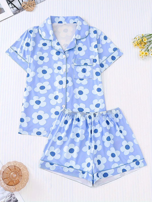 Powder satin-look pajama set with white daisy print — short-sleeve button-up top with chest pocket and elastic waist shorts, 95% Polyester/5% Elastane