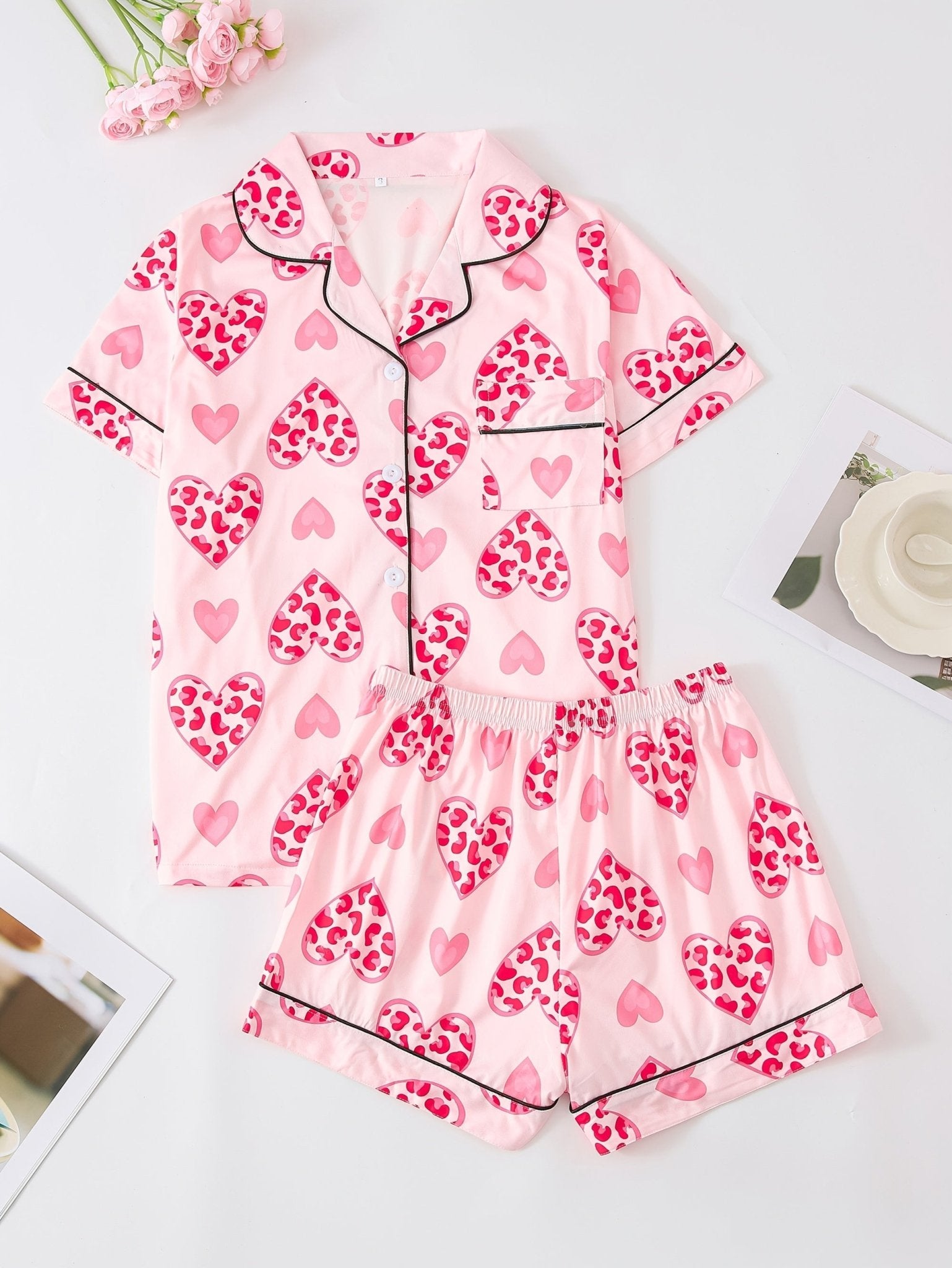 Pink satin-look short-sleeve pajama set with heart and leopard print, piped trim, chest pocket and elastic waist shorts in 95% Polyester 5% Elastane