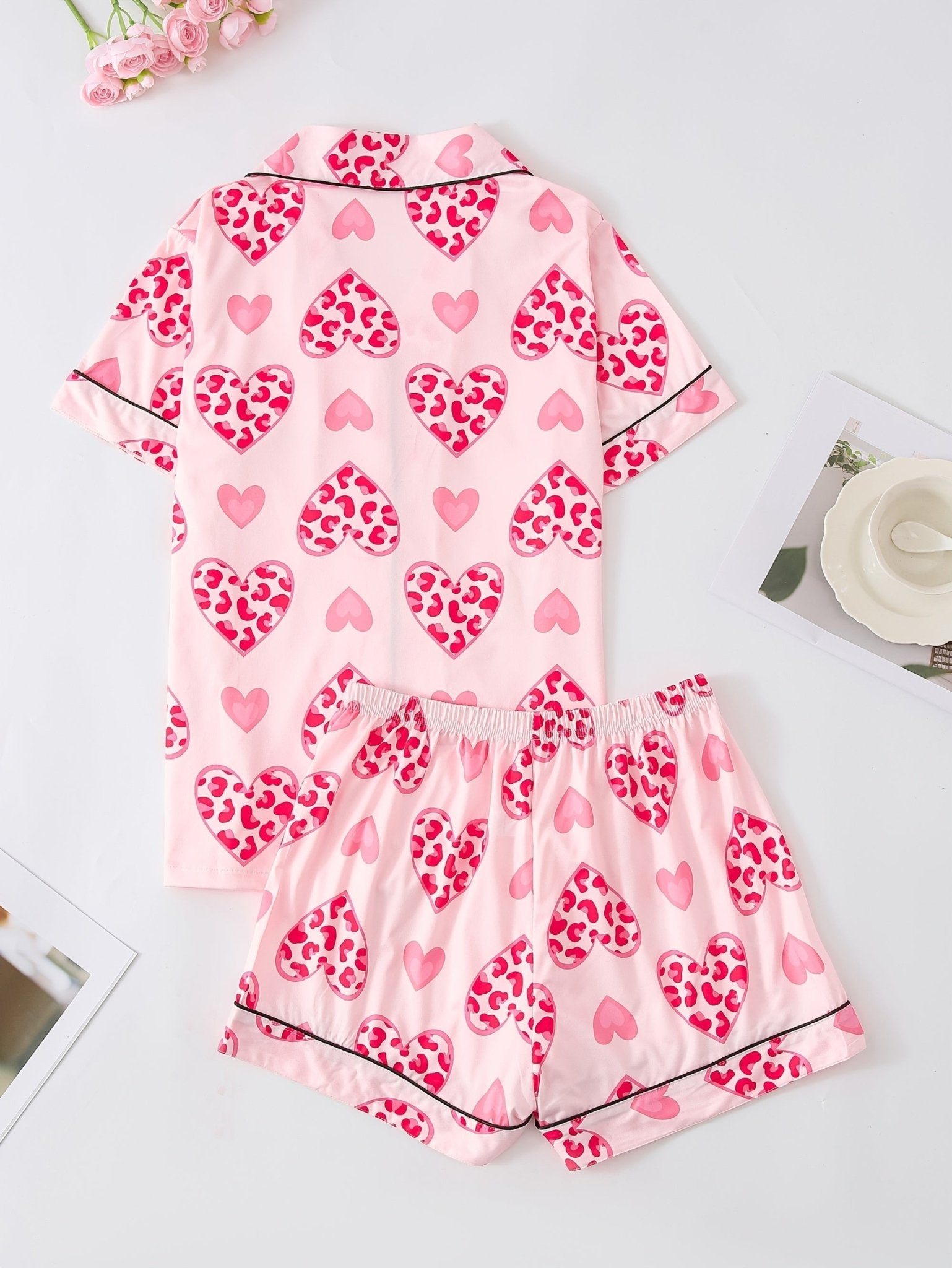 Pink satin-look short-sleeve pajama set with heart and leopard print, piped trim, chest pocket and elastic waist shorts in 95% Polyester 5% Elastane