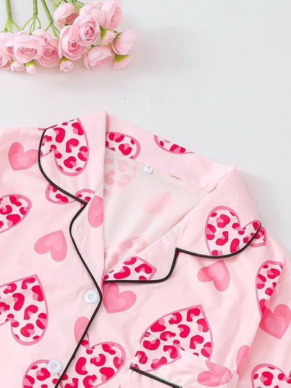 Pink satin-look short-sleeve pajama set with heart and leopard print, piped trim, chest pocket and elastic waist shorts in 95% Polyester 5% Elastane