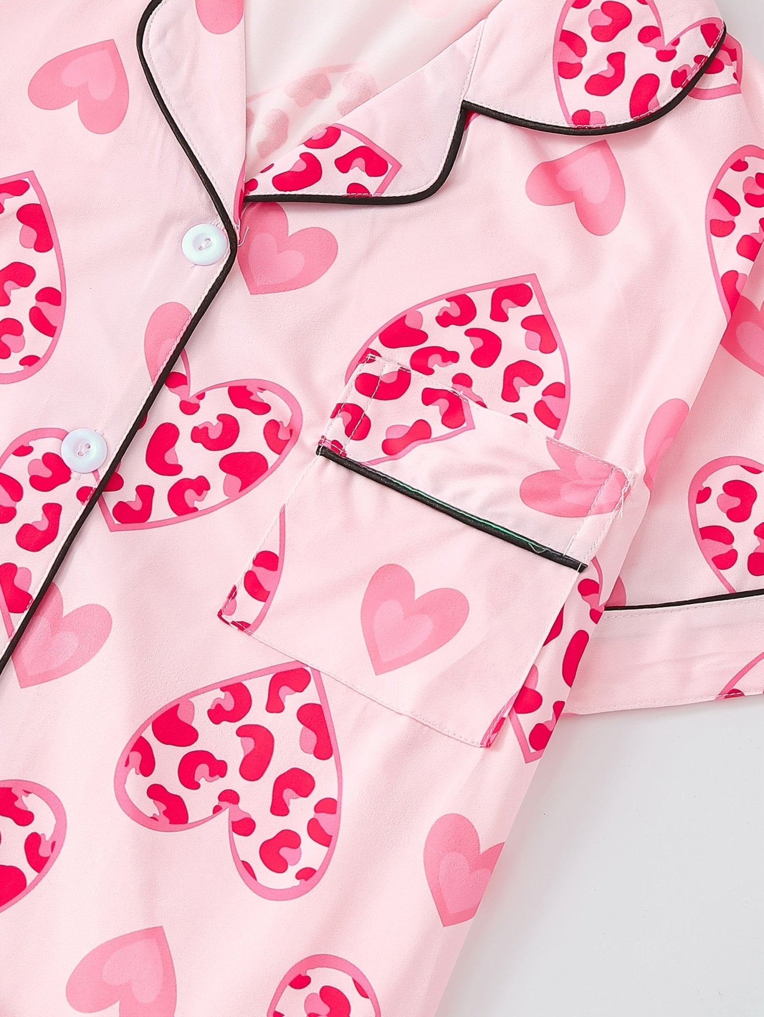 Pink satin-look short-sleeve pajama set with heart and leopard print, piped trim, chest pocket and elastic waist shorts in 95% Polyester 5% Elastane