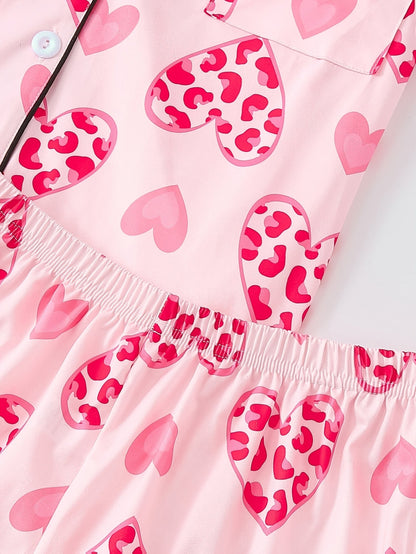 Pink satin-look short-sleeve pajama set with heart and leopard print, piped trim, chest pocket and elastic waist shorts in 95% Polyester 5% Elastane