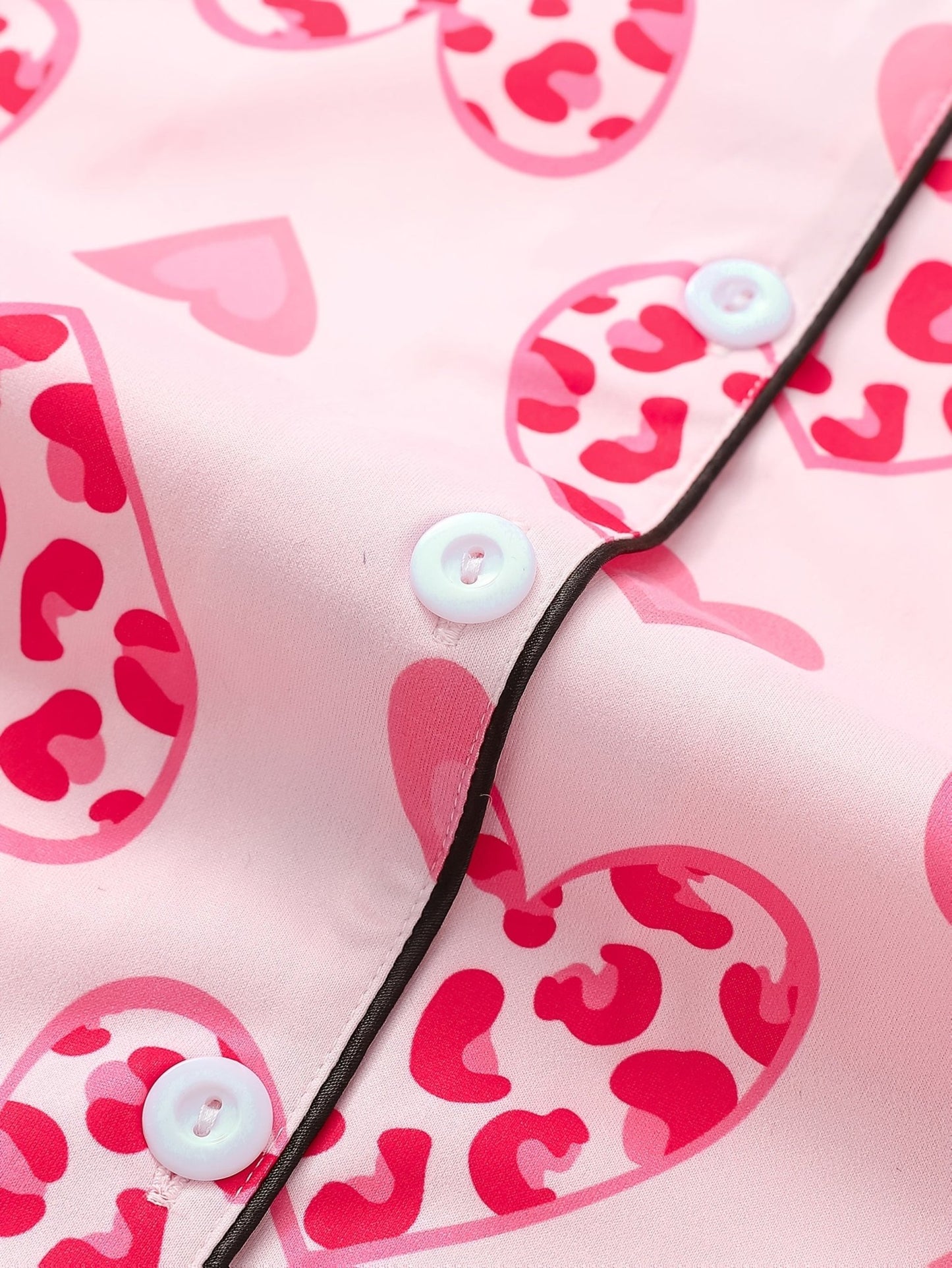 Pink satin-look short-sleeve pajama set with heart and leopard print, piped trim, chest pocket and elastic waist shorts in 95% Polyester 5% Elastane