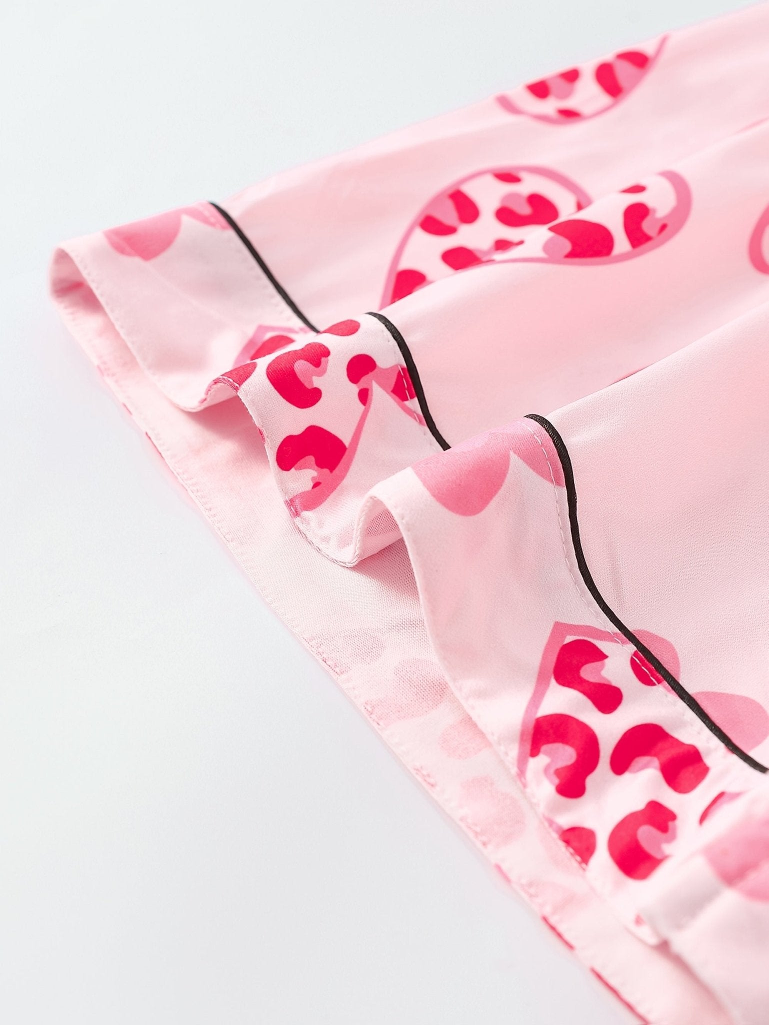 Pink satin-look short-sleeve pajama set with heart and leopard print, piped trim, chest pocket and elastic waist shorts in 95% Polyester 5% Elastane