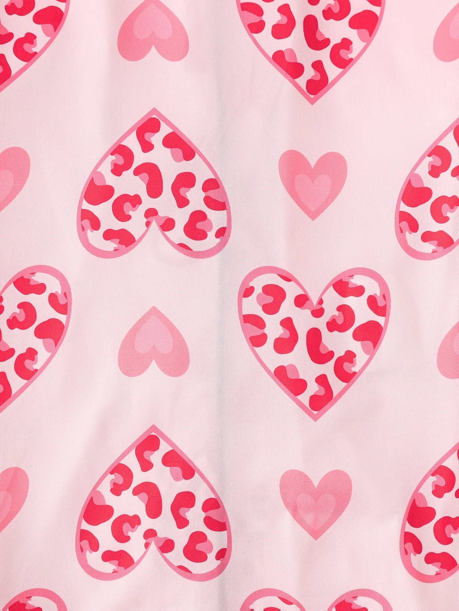 Pink satin-look short-sleeve pajama set with heart and leopard print, piped trim, chest pocket and elastic waist shorts in 95% Polyester 5% Elastane