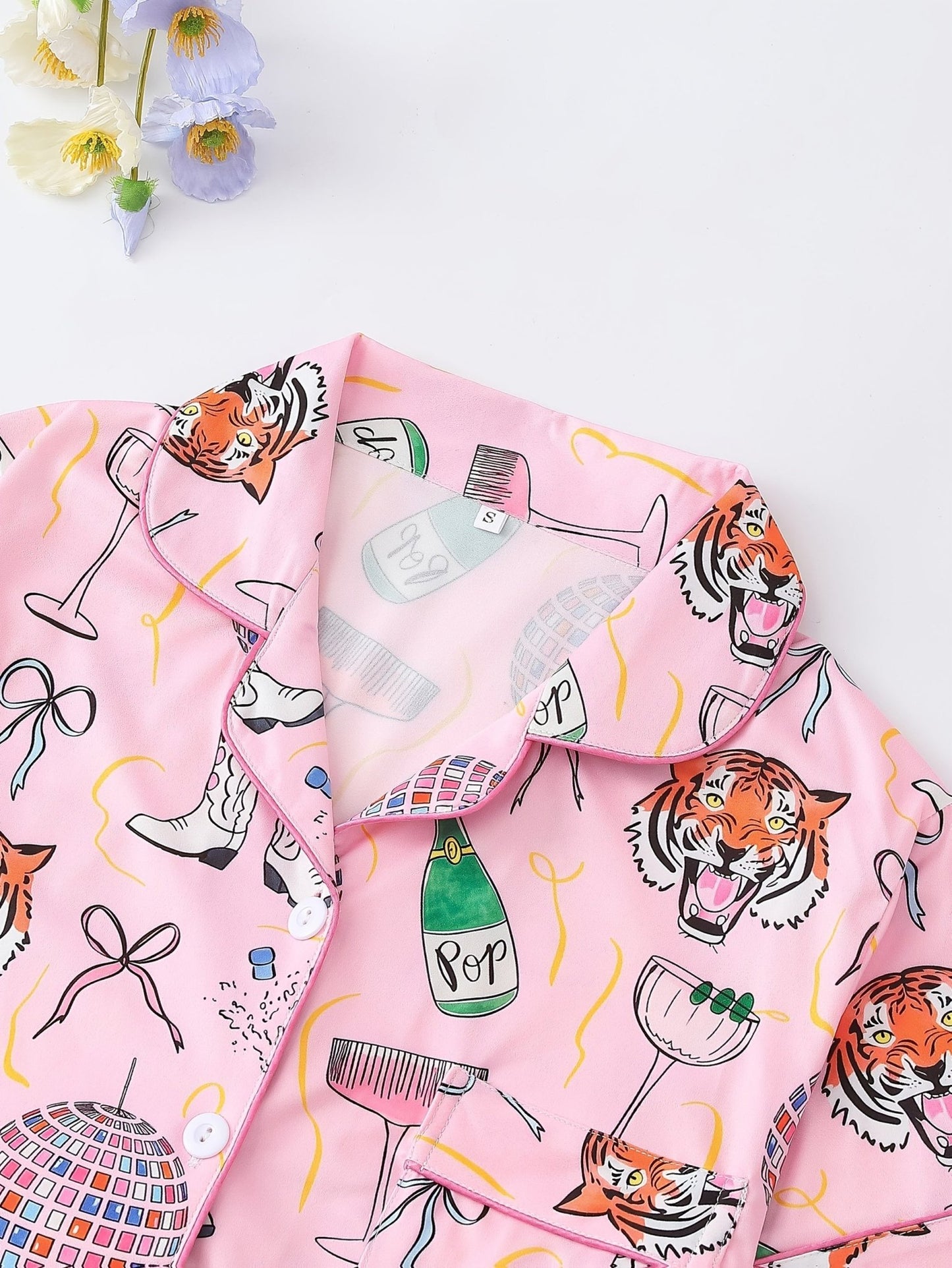 Pink satin-look short-sleeve pajama set with party tiger print, piped trim, chest pocket and elastic waist shorts in 95% Polyester 5% Elastane