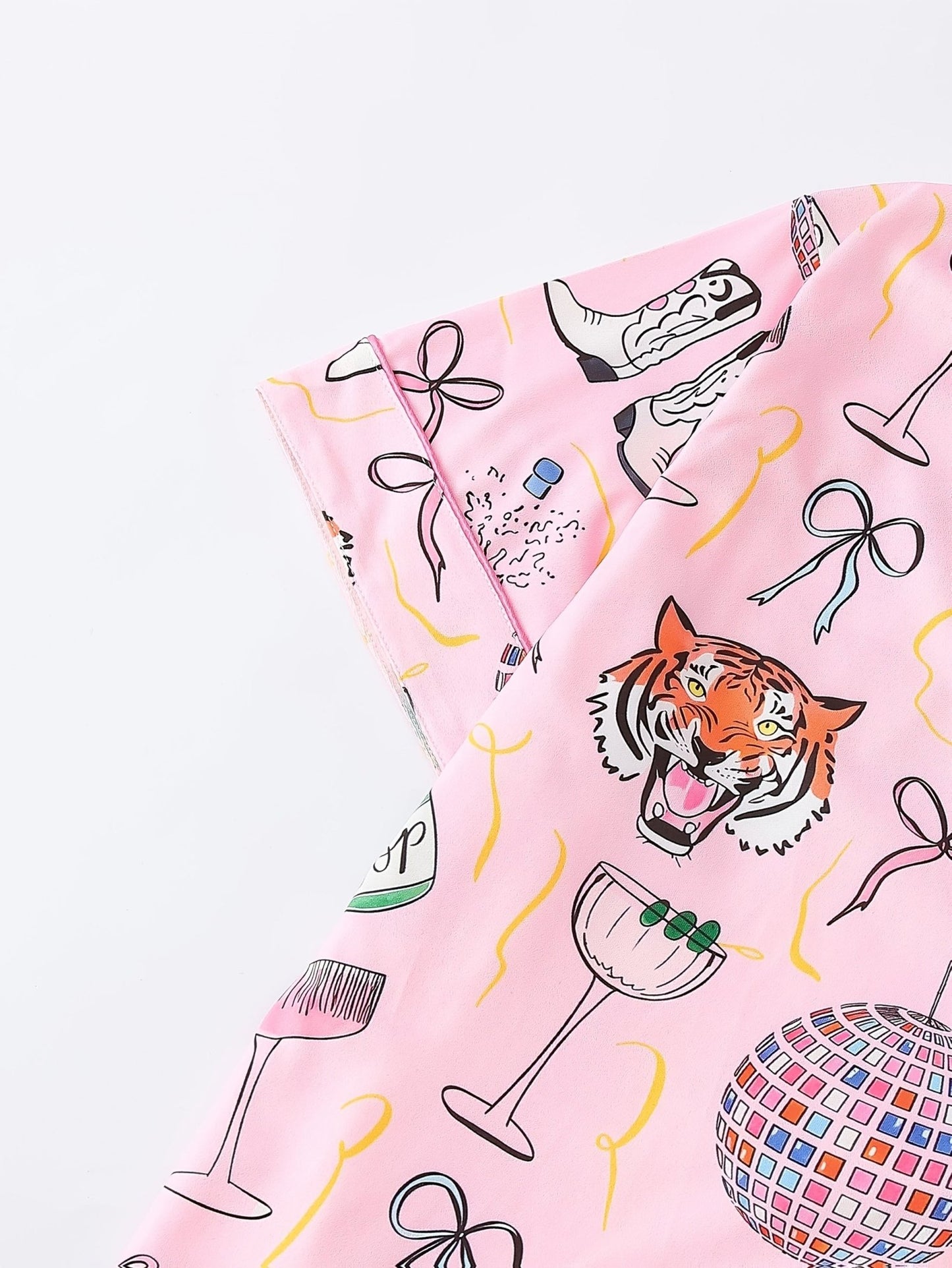 Pink satin-look short-sleeve pajama set with party tiger print, piped trim, chest pocket and elastic waist shorts in 95% Polyester 5% Elastane