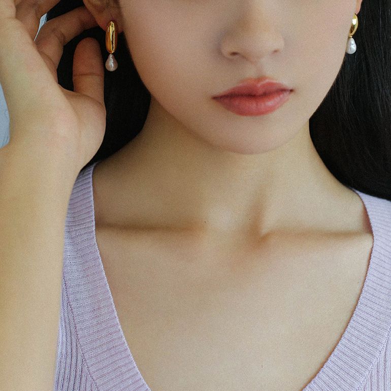 Effortlessly Stylish: Asymmetrical Metal and Pearl Earrings | earrings | 18k gold plated, 8new, _badge_new, earrings, Freshwater pearl, gold earrings, pearl, pearl earrings | SHOPQAQ